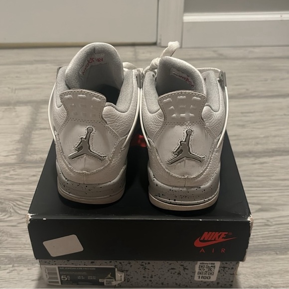 Oreo Jordan 4s size 5Y fits like a women’s 6 1/2 comes with original box - Picture 4 of 5
